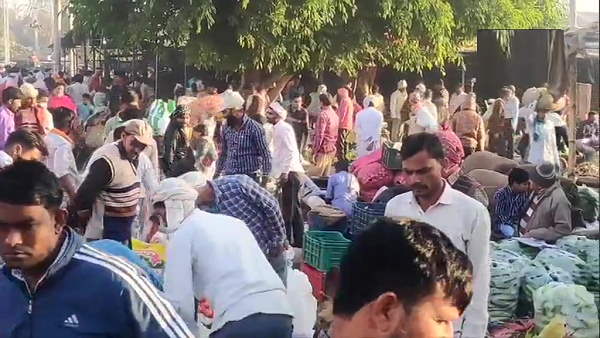 Huge crowd at vegetable markets of Moradabad and Delhi Ghazipur, people breaking COVID 19 guidelines