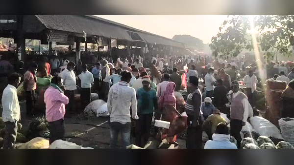 Huge crowd at vegetable markets of Moradabad and Delhi Ghazipur, people breaking COVID 19 guidelines