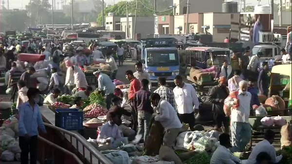 Huge crowd at vegetable markets of Moradabad and Delhi Ghazipur, people breaking COVID 19 guidelines