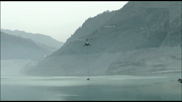 watch video: India Air Force helicopter fire fighting operations in Uttarakhand jungle watch video: India Air Force helicopter fire fighting operations in Uttarakhand jungle