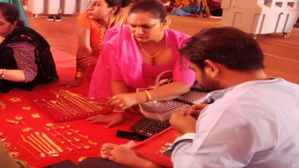 किन्नरों ने बेटी को तोहफे में आभूषण दिए किन्नरों ने बेटी को तोहफे में आभूषण दिए