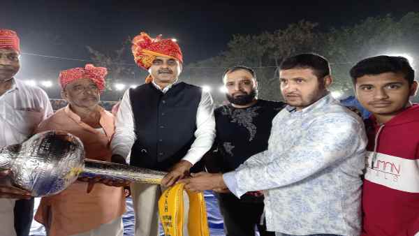 'मैं सिर्फ कागजों पर अमीर हूं'