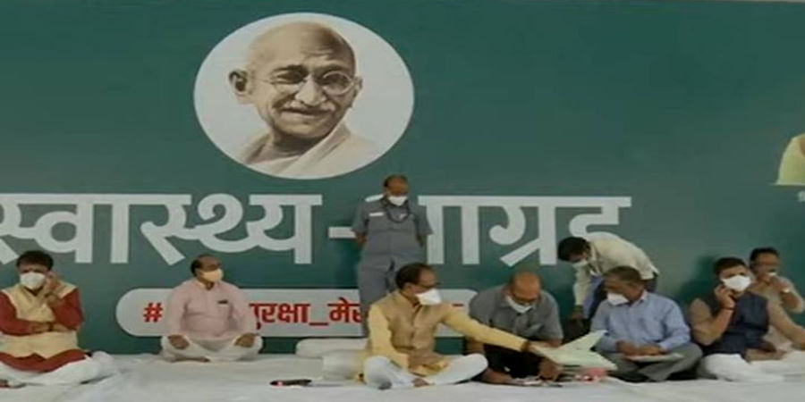 Madhya Pradesh CM Shivraj Singh Chauhan sitting on health request for 24 hours near Gandhi statue in Minto Hall Madhya Pradesh CM Shivraj Singh Chauhan sitting on health request for 24 hours near Gandhi statue in Minto Hall