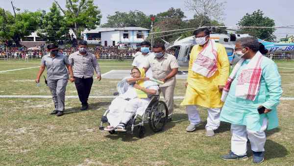 'हमें हराने के लिए बीजेपी की मदद कर रहा है आयोग'