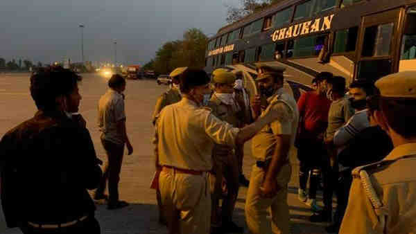 mathura News: criminals stop a bus and looted passengers on Yamuna Expressway mathura News: criminals stop a bus and looted passengers on Yamuna Expressway