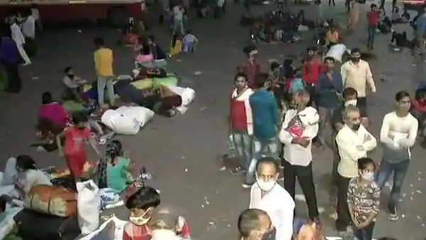 Migrant workers at Delhi border: UP CM Yogi sent buses to bring 1 lakh people to their native places Migrant workers at Delhi border: UP CM Yogi sent buses to bring 1 lakh people to their native places