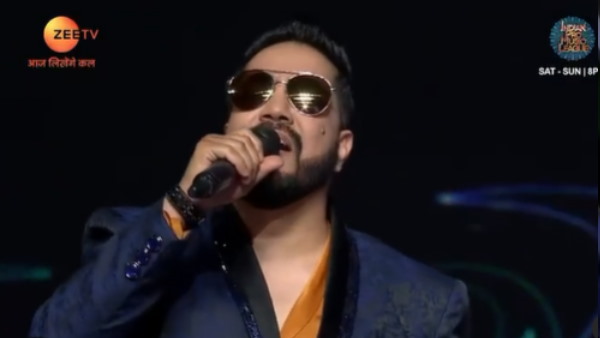 घुटनों पर बैठ मीका ने किया प्रपोज