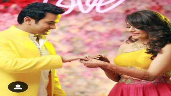 सुगंधा मिश्रा ने शेयर की थी इंगेजमेंट फोटोज सुगंधा मिश्रा ने शेयर की थी इंगेजमेंट फोटोज