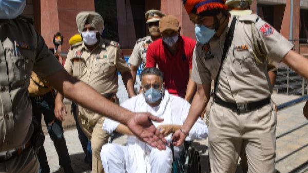 बैरक में सीसीटीवी से 24 घंटे नजर