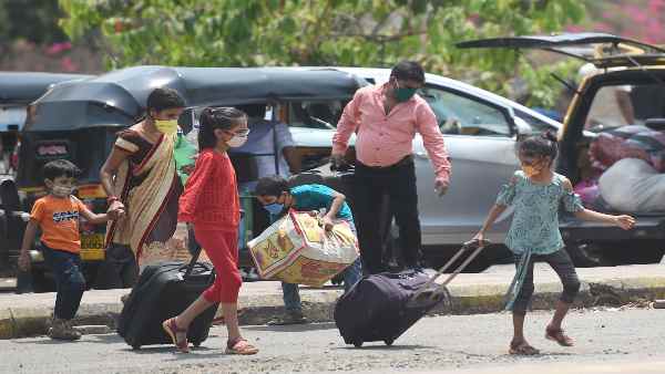 स्टेशनों पर यात्रियों की भारी भीड़ स्टेशनों पर यात्रियों की भारी भीड़