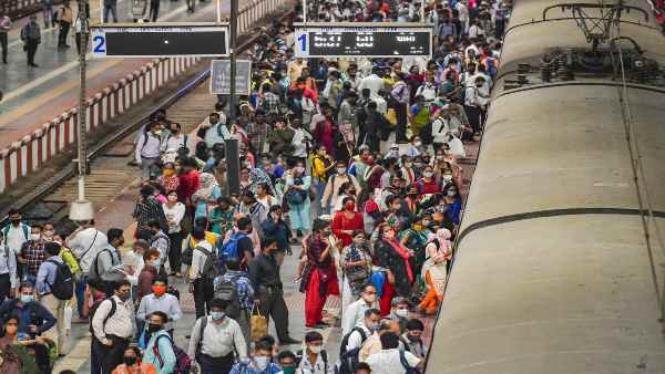 कई स्टेशनों पर प्लेटफॉर्म टिकट की बिक्री बंद