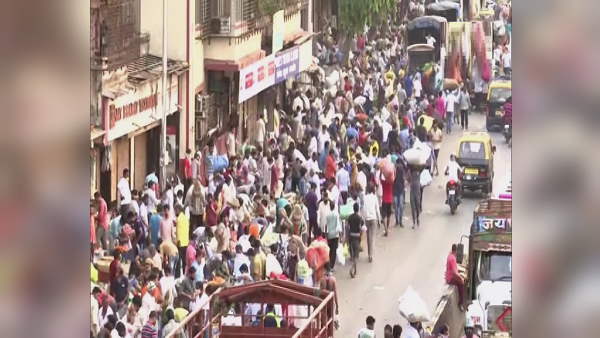 people breaking covid guidelines in Mumbai Dadar vegetables market, amidst covid-19 breakout