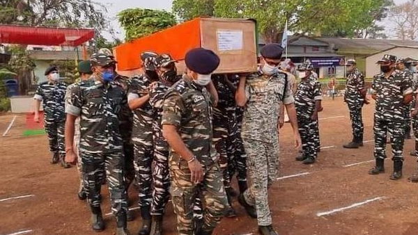 700 नक्सलियों ने घेरकर की थी फायरिंग 700 नक्सलियों ने घेरकर की थी फायरिंग