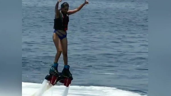 समंदर में मौज करती दिखी निया