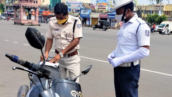 ओडिशा पुलिस ने अपने ट्रैफिक कांस्टेबल का काटा चालान