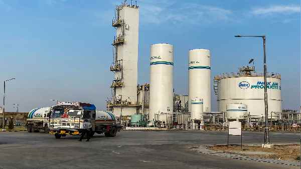 इस समय ऑक्सीजन की सप्लाई कौन कंट्रोल कर रहा है ?