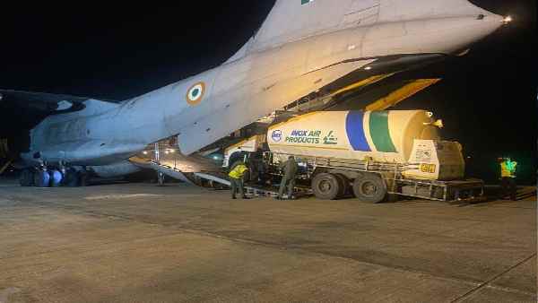 एयरफोर्स के विमानों से भेजे जा रहे खाली टैंकर