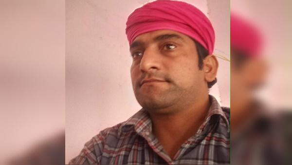 बाइक पर दूध के साथ सेनेटरी पैड