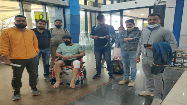 पुलिस ने हथौड़े से उसका पैर तोड़ दिया