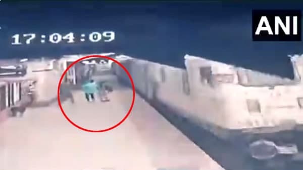 प्‍वाइंटमैन मयूर ने नेत्रहीन मां के सहारे की जान बचाई 