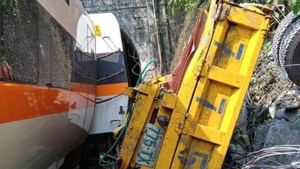 अचानक पटरी से उतरी ट्रेन