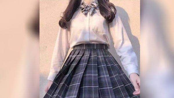 स्कूल में लड़कियों का अंडरवियर चेक स्कूल में लड़कियों का अंडरवियर चेक