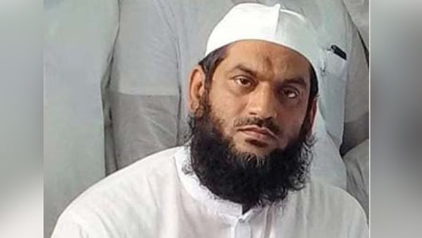 किसी और की बीवी के साथ पकड़ाया