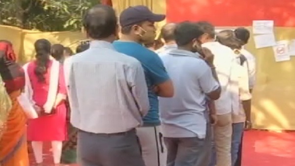 धूप से बचने के लिए सुबह ही पोलिंग बूथ पर पहुंचे लोग, Pics