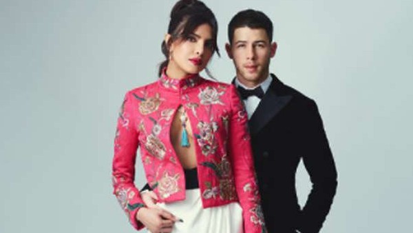 रेड ओपन जैकेट के साथ व्हाइट पैंट्स में थीं प्रियंका