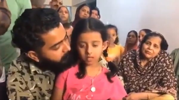 बेटी पिता को मुक्त कराने की गुहार लगा रही है बेटी पिता को मुक्त कराने की गुहार लगा रही है