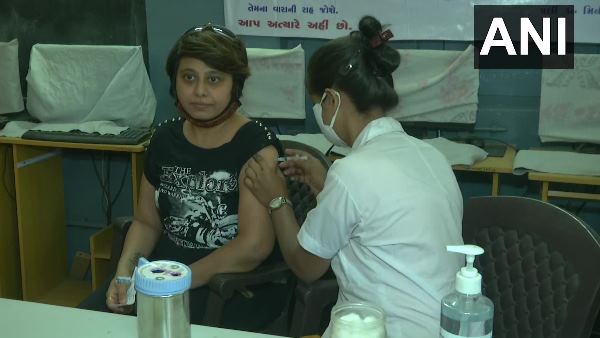 वैक्‍सीन लगवाने के ल‍िए लोगों की होड़