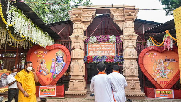 अवध में हवा किसी भी तरह से चल सकती है