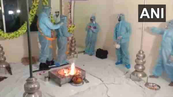 A couple in Ratlam tied the knot wearing PPE kits as the groom is COVID-19 positive A couple in Ratlam tied the knot wearing PPE kits as the groom is COVID-19 positive
