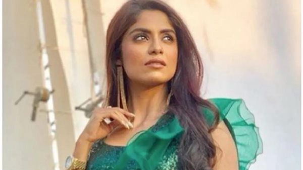 सायंतनी ने अपना आपा नहीं खोया और उस नेटिजंस को करारा जवाब दिया