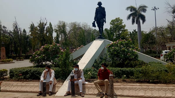 Three MLAs of Madhya Pradesh Congress staged a sit-in with empty cylinders of oxygen Three MLAs of Madhya Pradesh Congress staged a sit-in with empty cylinders of oxygen