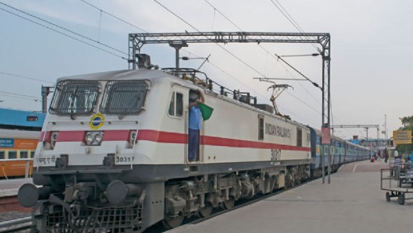 कर्मचारियों को दी जा रही ट्रेनिंग