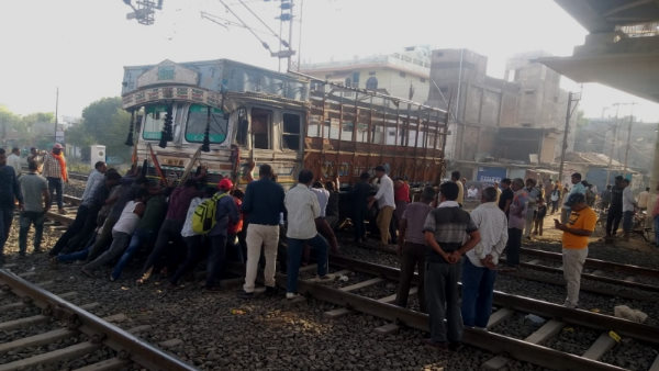 Trucks stuck on Bina railway tracks, trains were coming from both sides, watch the video