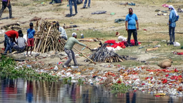 कोई मरे तो मरे, इन्हें पैसा चहिए