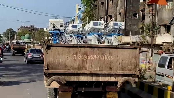 Covid 19 Ventilators Brought In Garbage Trucks by surat municipal corporation team, pics goes to viral Covid 19 Ventilators Brought In Garbage Trucks by surat municipal corporation team, pics goes to viral