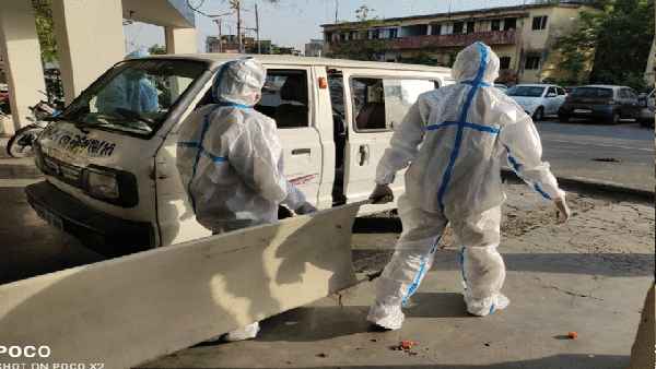 वर्षा शवों को करवा रही अंतिम संस्कार, एक कॉल पर हो जाती हैं हाजिर वर्षा शवों को करवा रही अंतिम संस्कार, एक कॉल पर हो जाती हैं हाजिर