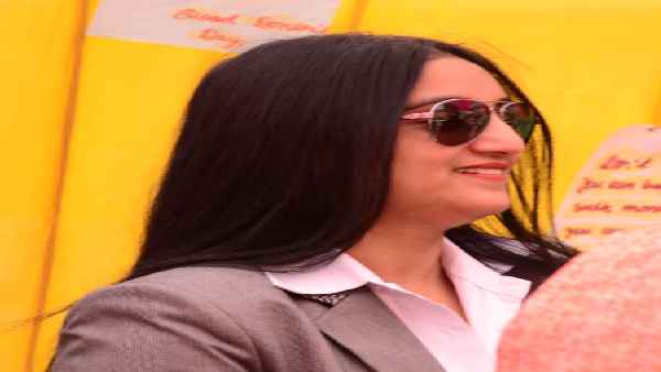 लोगों के इस व्यवहार से आहत हुई वर्षा लोगों के इस व्यवहार से आहत हुई वर्षा