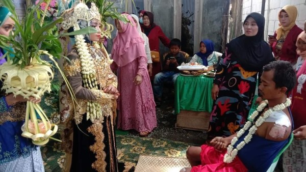 लाल रंग के पायजामे में नजर आया दूल्हा