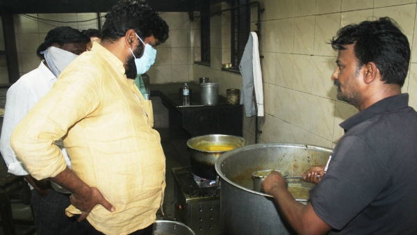 Maharashtra minister Bacchu Kadu slapped a cook in government hospital kitchen Maharashtra minister Bacchu Kadu slapped a cook in government hospital kitchen