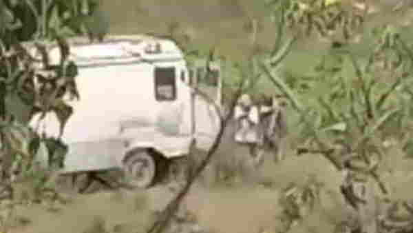 katihar video viral of ambulance man who throw dead body in pit nearby river katihar video viral of ambulance man who throw dead body in pit nearby river
