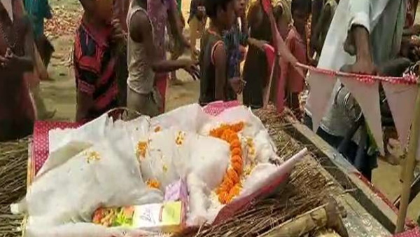 हिंदू रीति-रिवाज से की उसकी अंतिम विदाई 