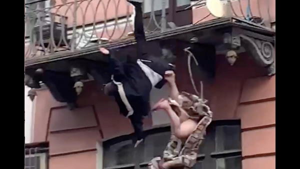 दूसरी मंजिल की बालकनी से गिरे दूसरी मंजिल की बालकनी से गिरे