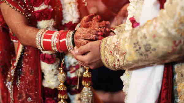 ससुराल वालों ने रंगे हाथ पकड़ा