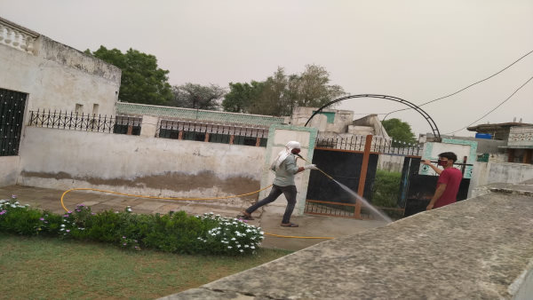 यह टीम पहुंची गांव खीरवा में