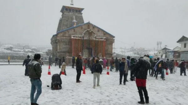 केदारनाथ में बर्फबारी, मई में जनवरी जैसी ठंड