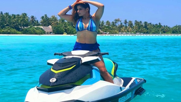 जेट स्की पर दे रही थीं पोज